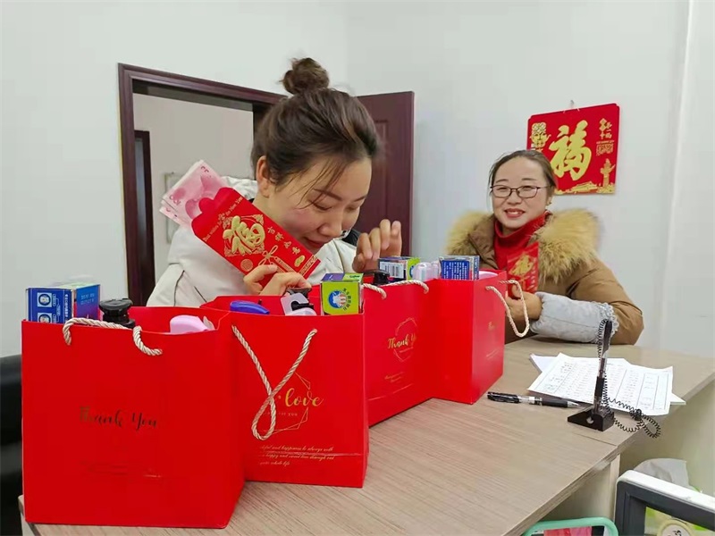 三八婦女節公司為女員工發(fā)放福利